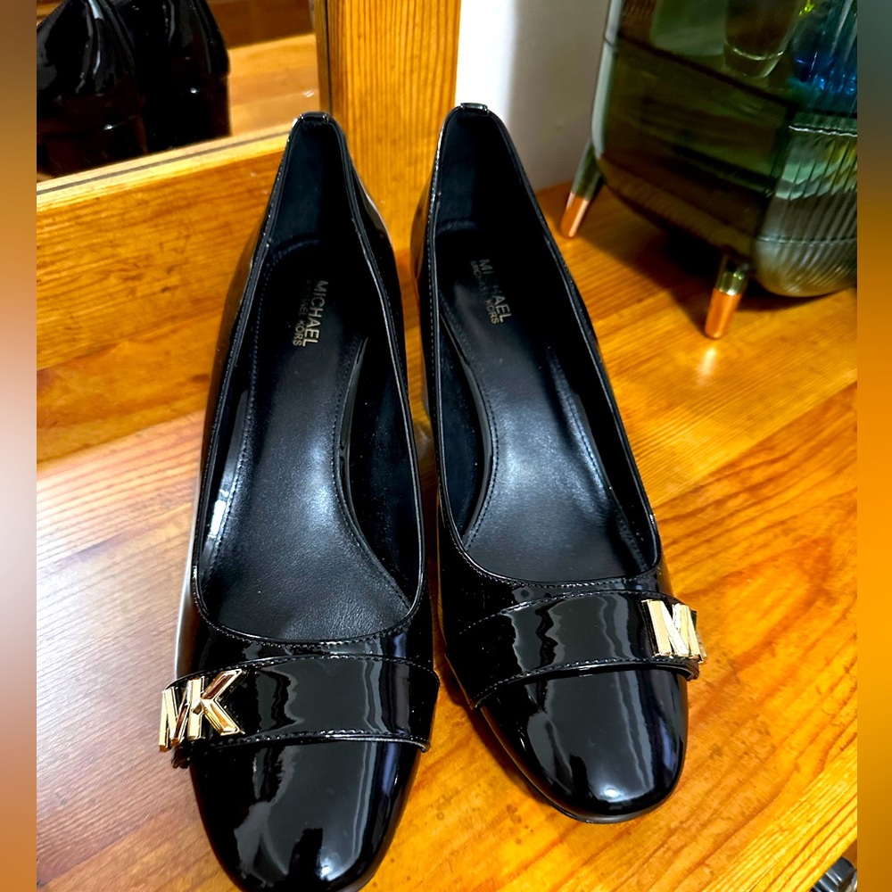 Michael Kors pumps .Unworn condition.Beautiful for every occasion.